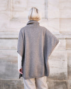Model bære Tara yakuld poncho med rullekrave i Yak Dark Grey set bagfra.