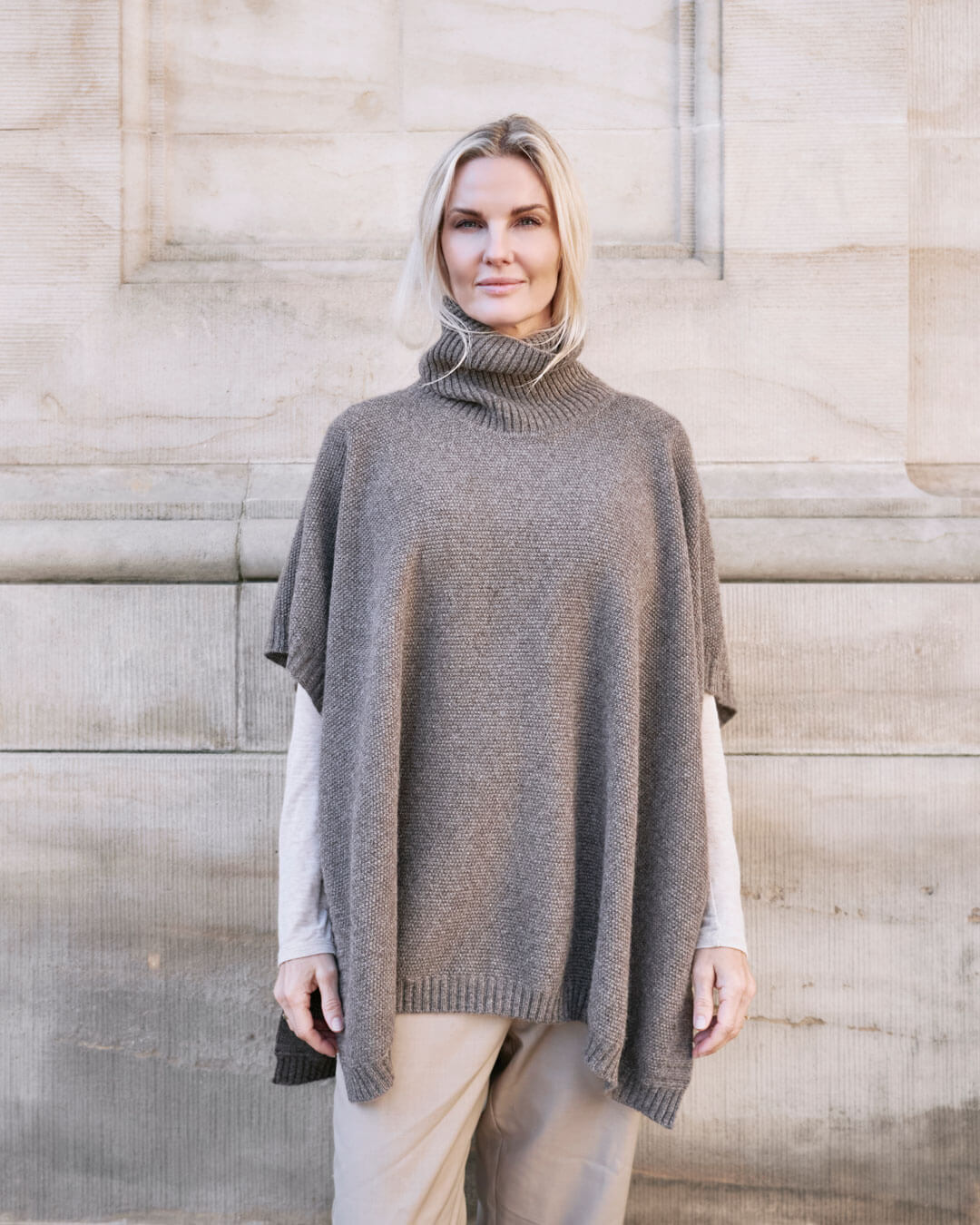Model i Tara yakuld poncho med rullekrave.