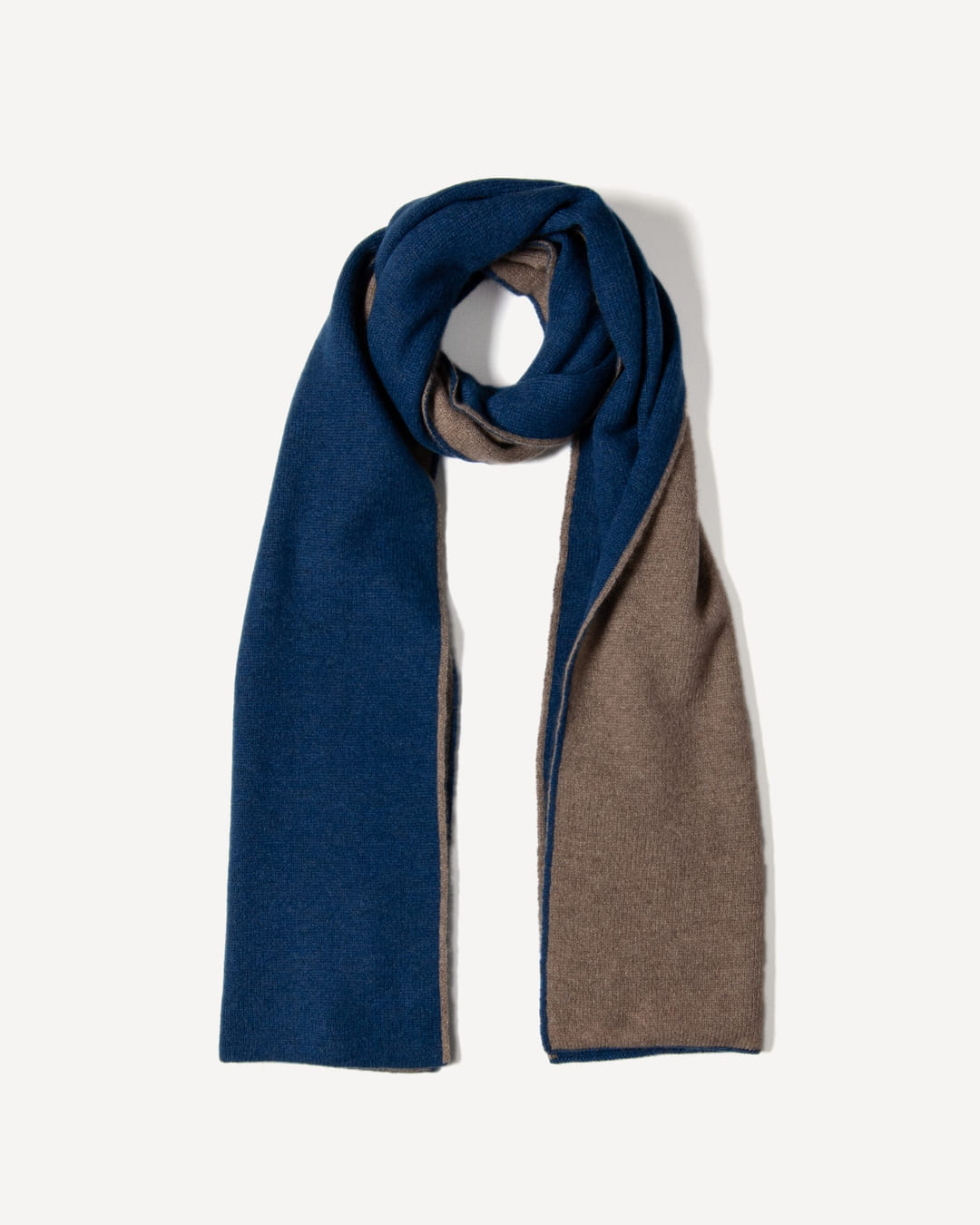 Tarla to-farvet halstørklæde i cashmere, farve Indigo, fotograferet liggende