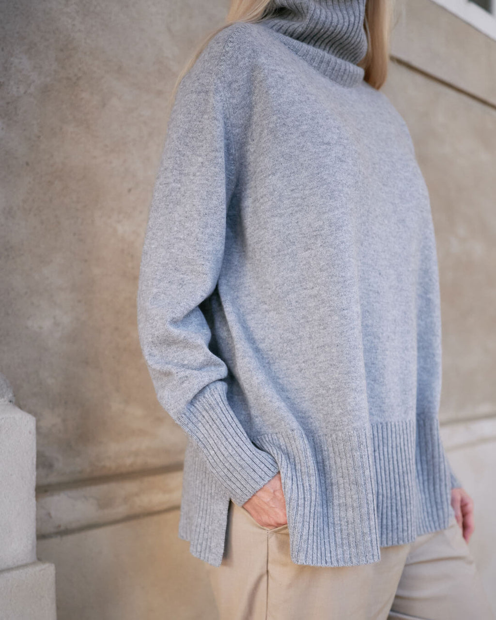Detalje med slids af cashmere sweater med sadelskuldre og løs pasform i soft grey