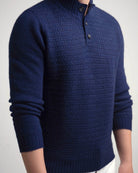 Model i Tengri trøje i cashmere, farve Cobalt blue
