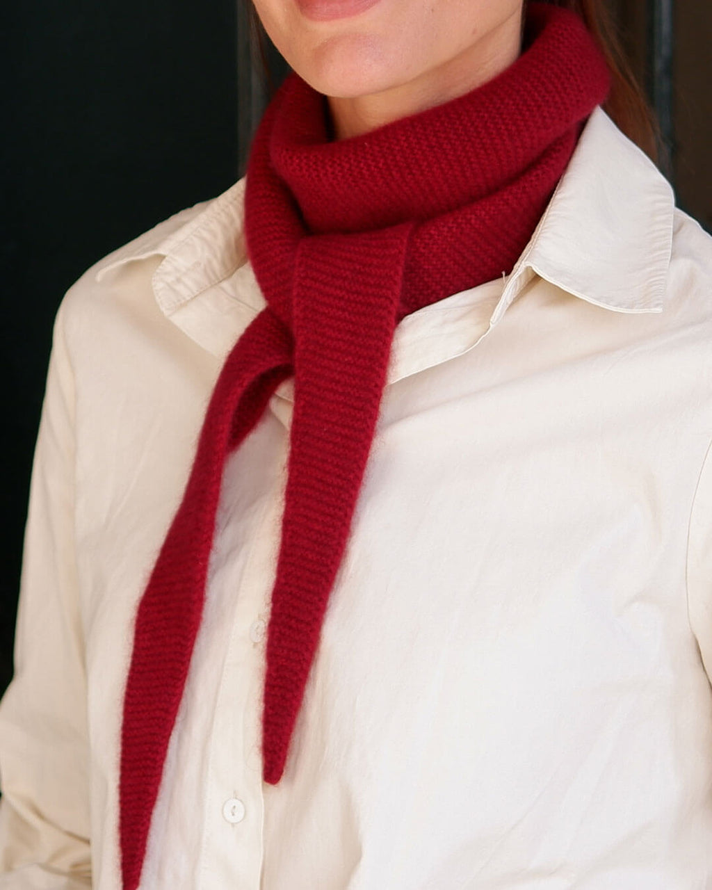 Taiga cashmere trekanttørklæde i Bordeaux – nærbillede af hals og rillestrik.