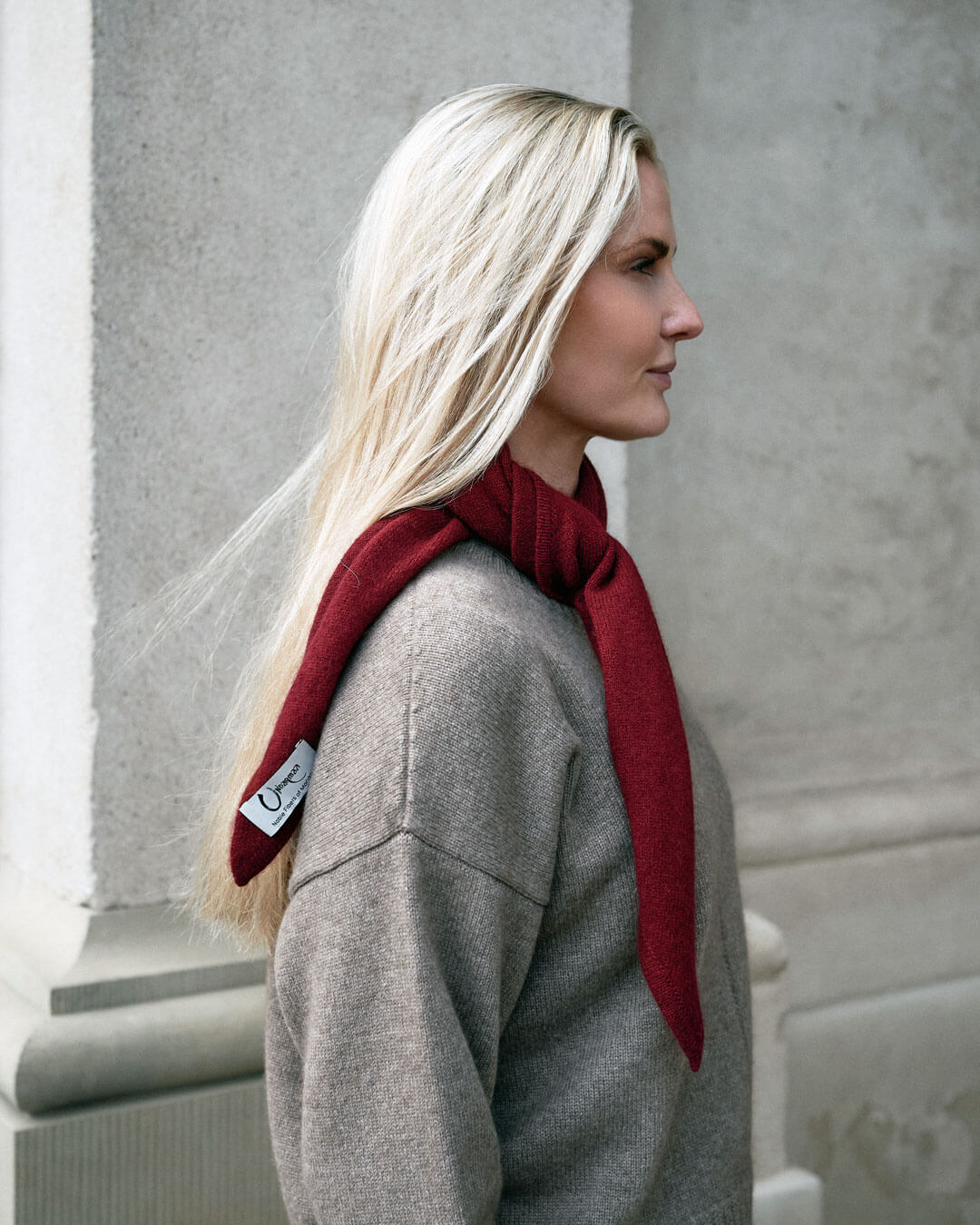 Trekantet cashmere tørklæde i farven Bordeaux.