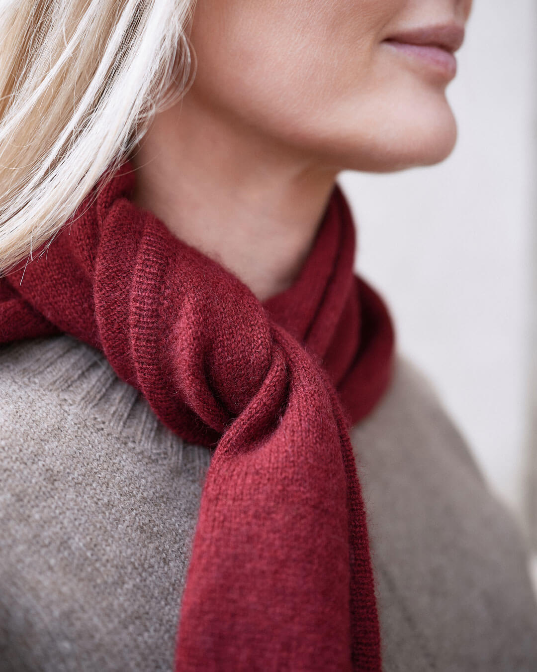 Nærbillede af trekantet cashmere tørklæde i farven Bordeaux.