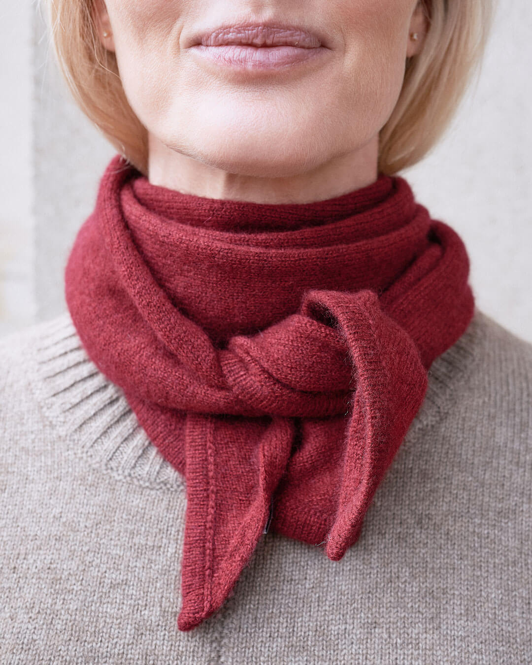 Closeup af trekantet cashmere tørklæde i farven Bordeaux.