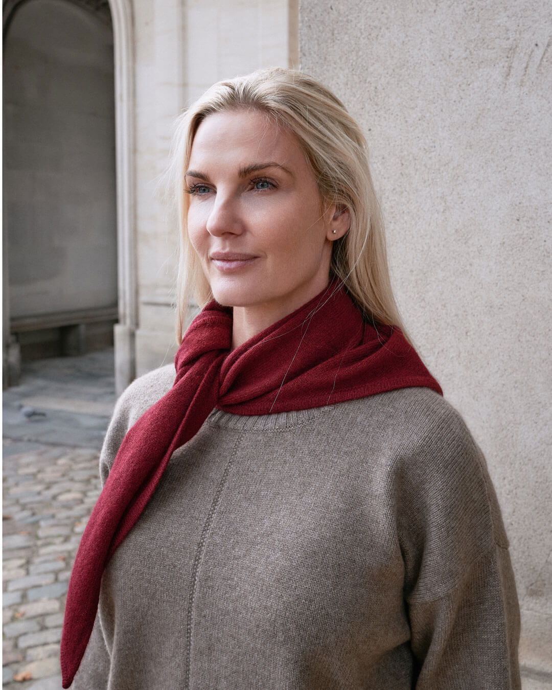 Model med trekantet cashmere tørklæde i farven Bordeaux.