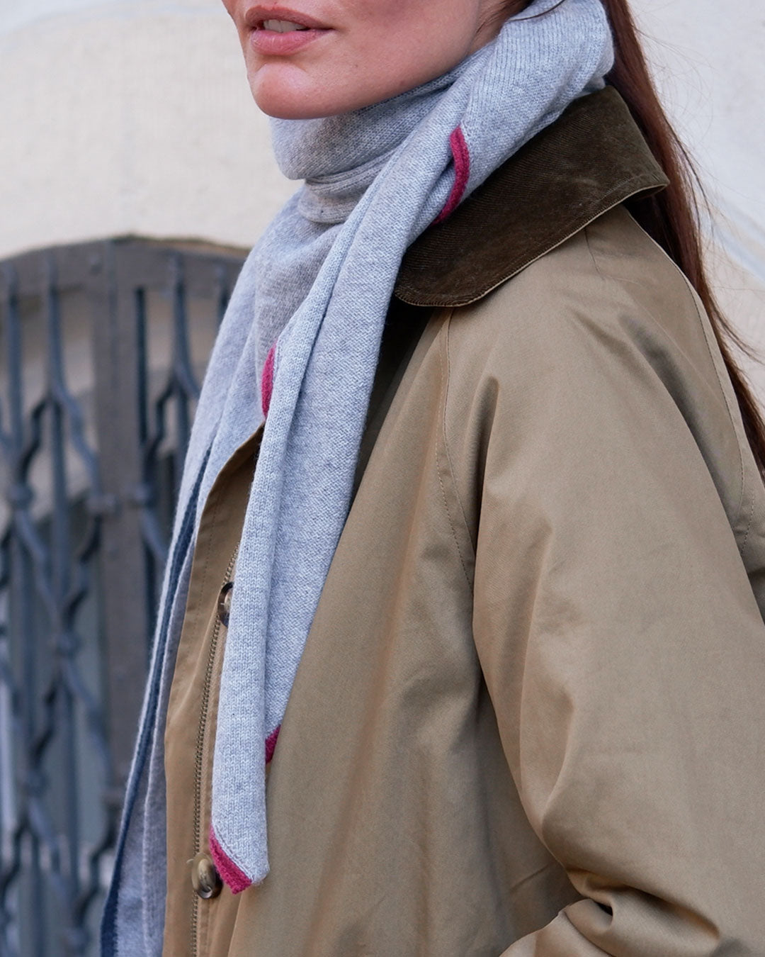 Soft grey cashmere tørklæde med kanter.