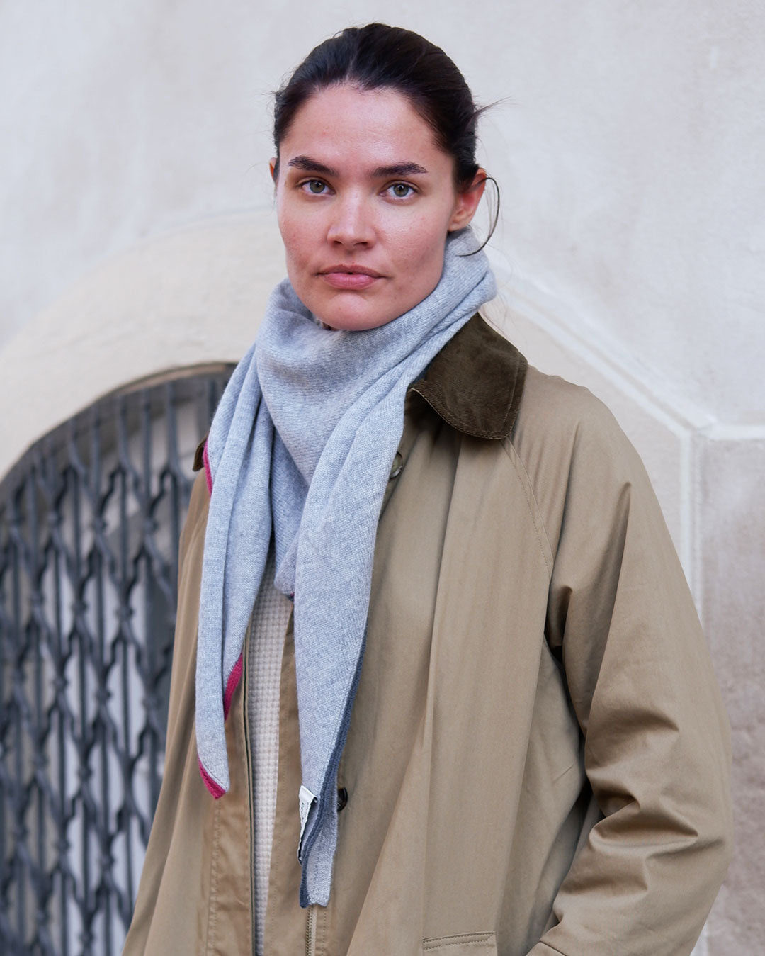 Model med Soft grey cashmere tørklæde med kanter.