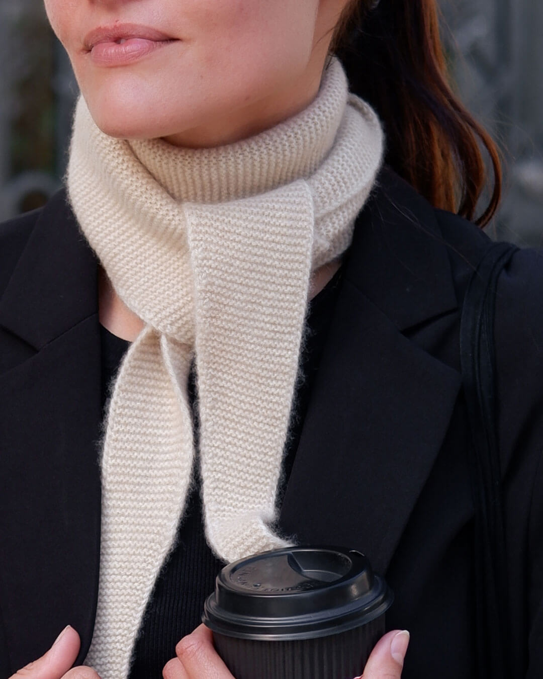 Lyst, ufarvet cashmere tæt ved halsen – detaljer i rillestrik.