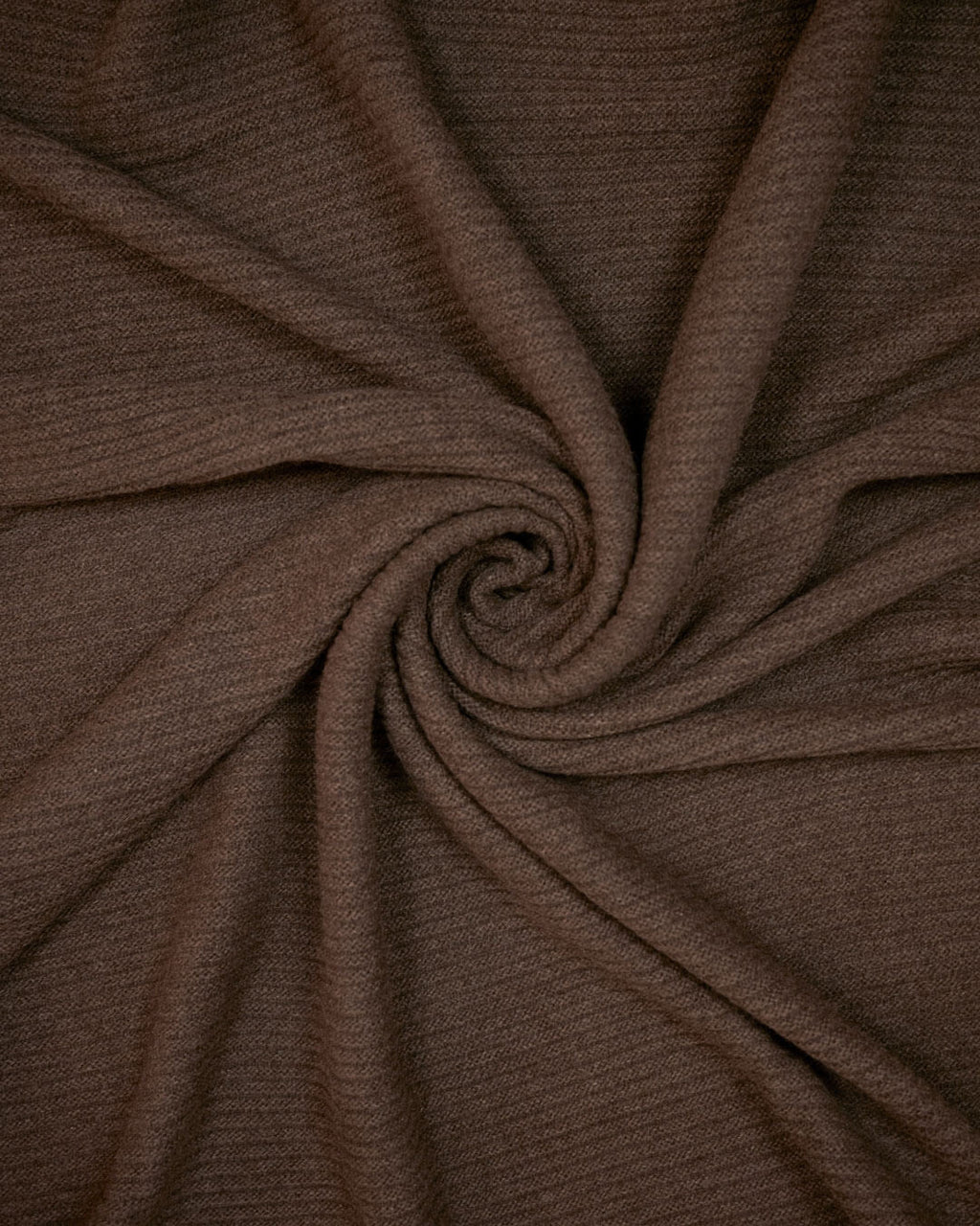 Strikket plaid i 100% yakuld i farven Yak Mocha rullet sammen.