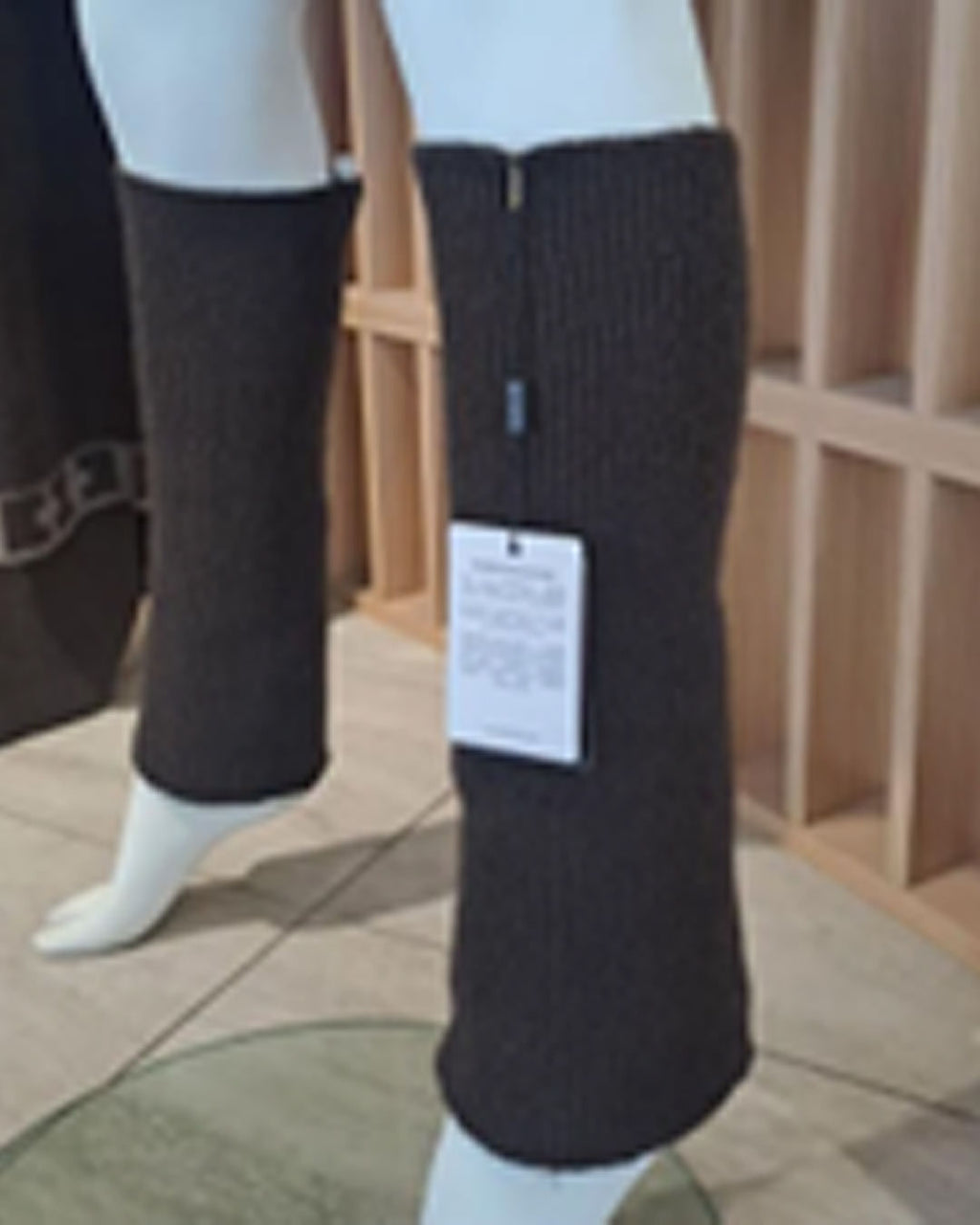 Korte yakuld benvarmere i mørkebrun, naturlig farve. Strikket i 100% yakuld fra Mongoliet.