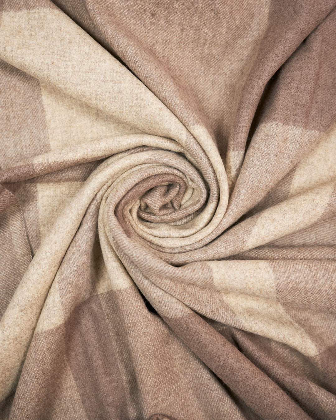 Vævet plaid i 100% yakuld med naturlige tern i beige og brun rullet fra midten. 