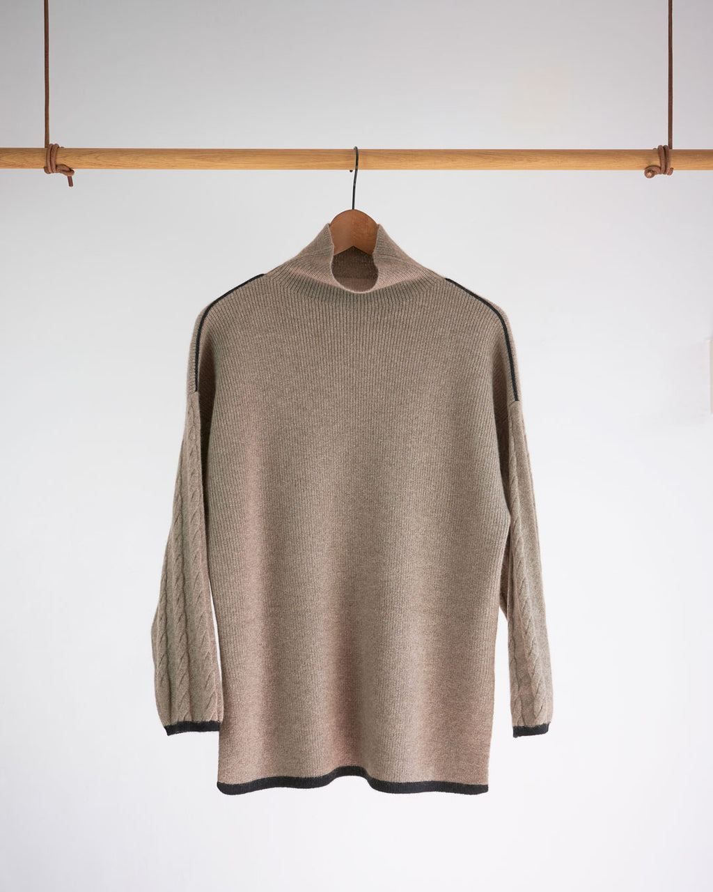 Tuya cashmere højhalset bluse u Natural Taupe hængende på bøjle. 