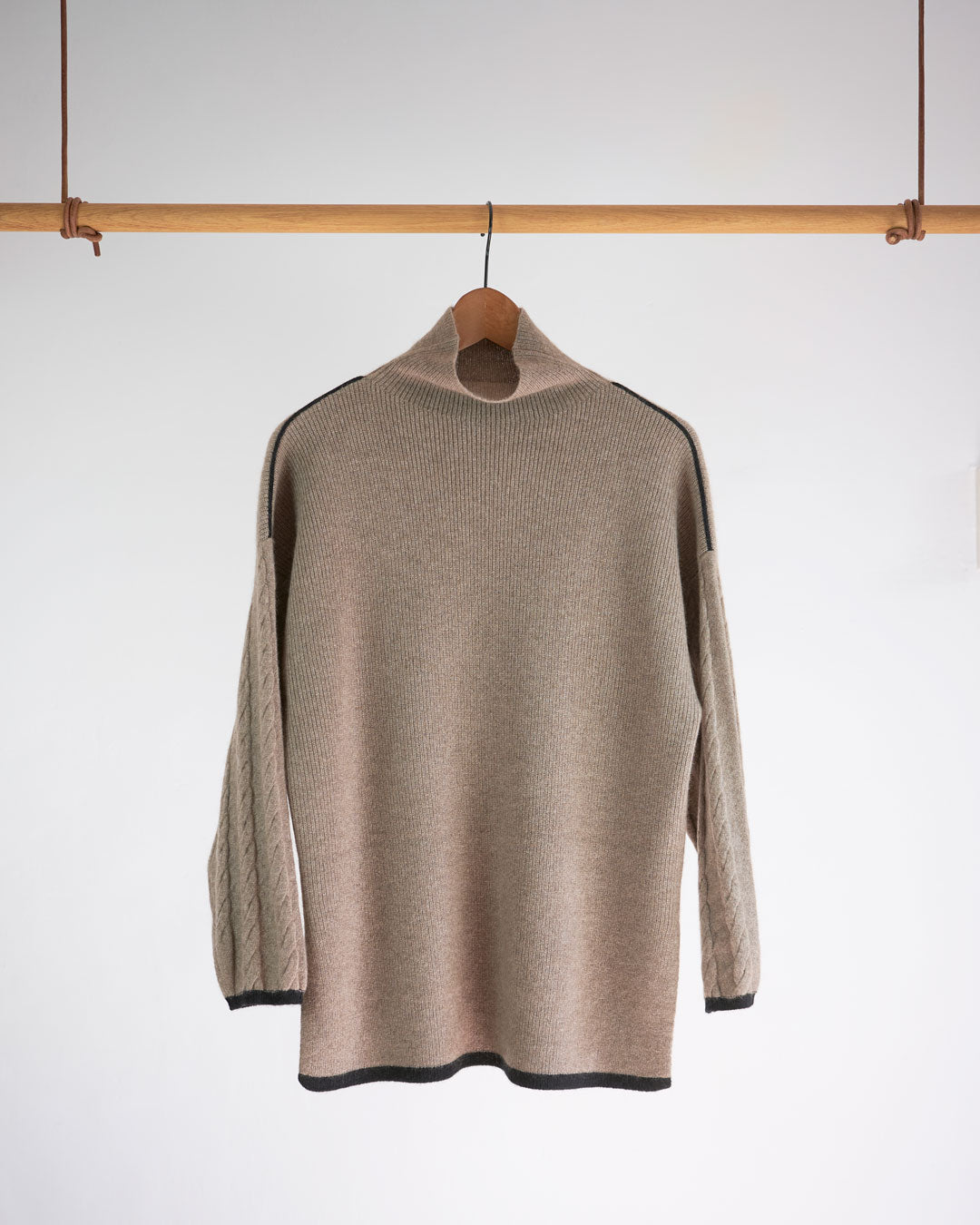 Tuya cashmere højhalset bluse u Natural Taupe hængende på bøjle. 