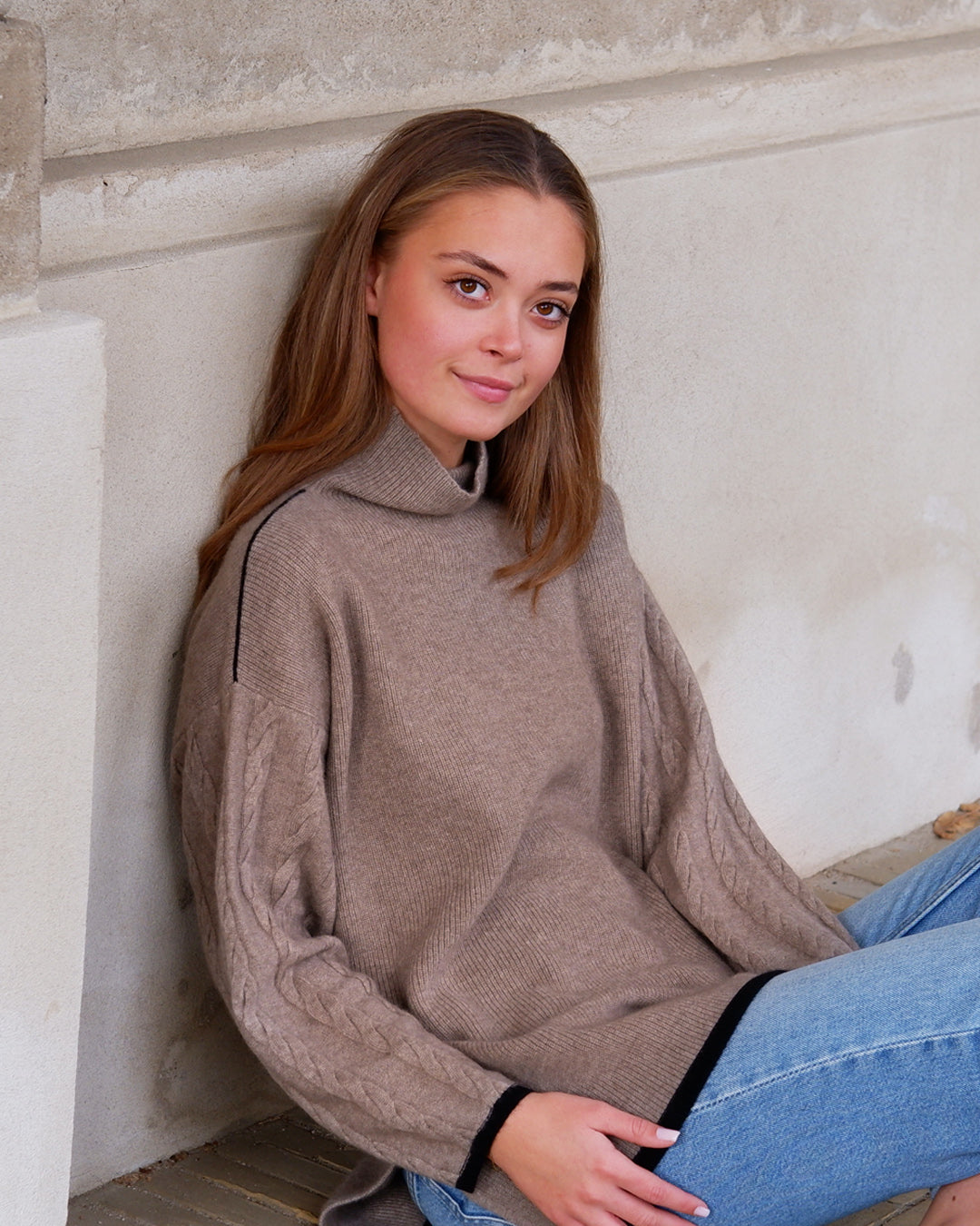 Model iført Tuya rullekrave i natural taupe mongolsk cashmere, set forfra
