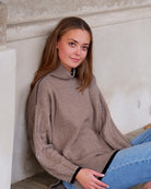 Model iført Tuya rullekrave i natural taupe mongolsk cashmere, set forfra