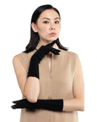 Model iført Undarmaa cashmere handsker i sort.
