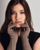 Model iført Undarmaa cashmere handsker i natural taupe.