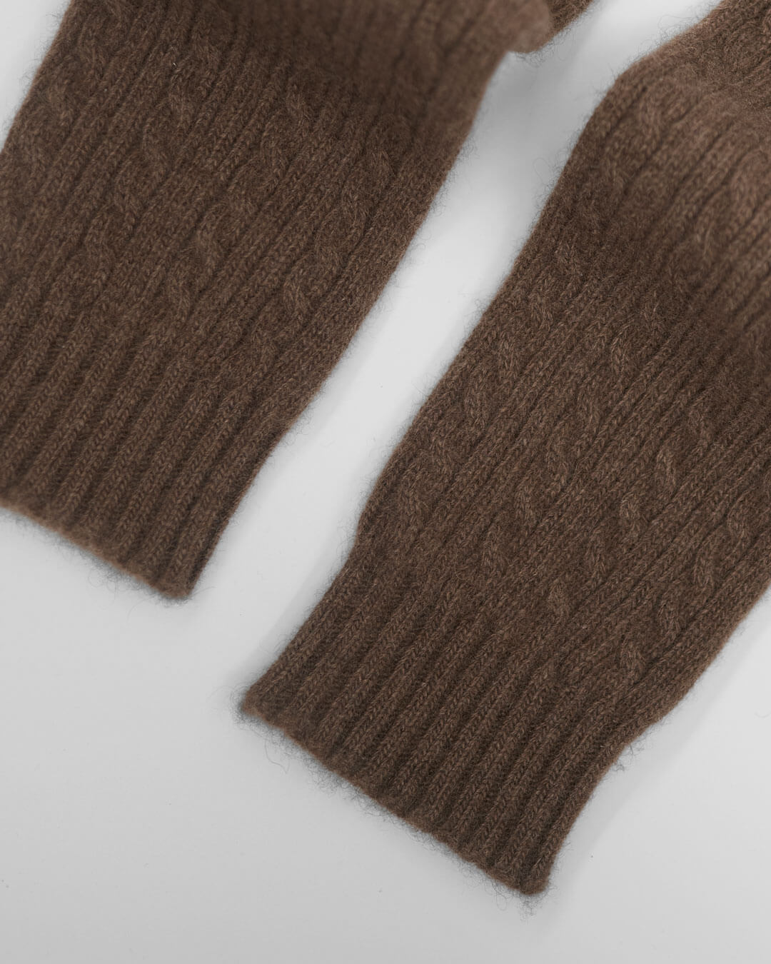 Detalje af yakuld benvarmere i yak mocha.