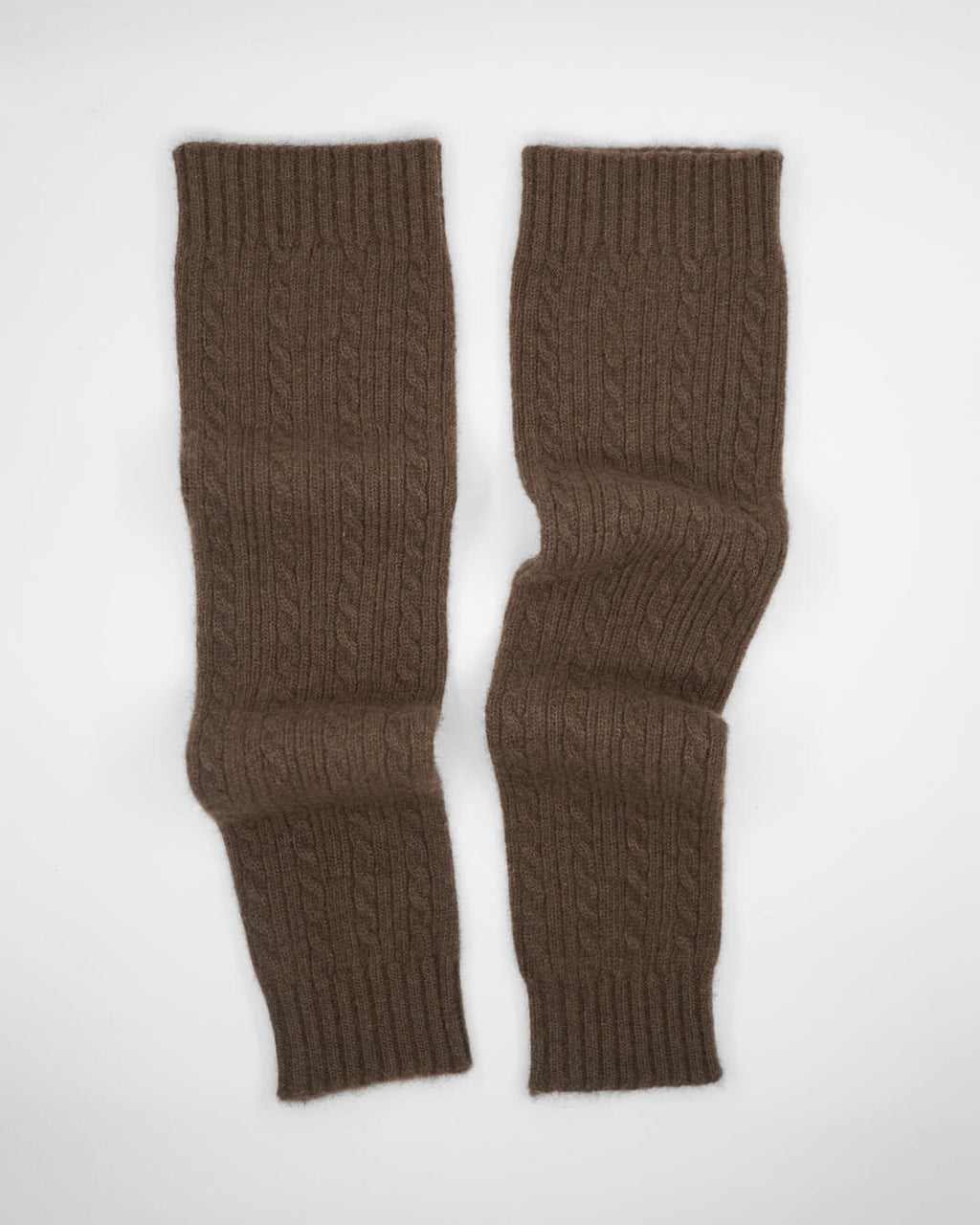 Yakuld benvarmere i yak mocha på fladt underlag.