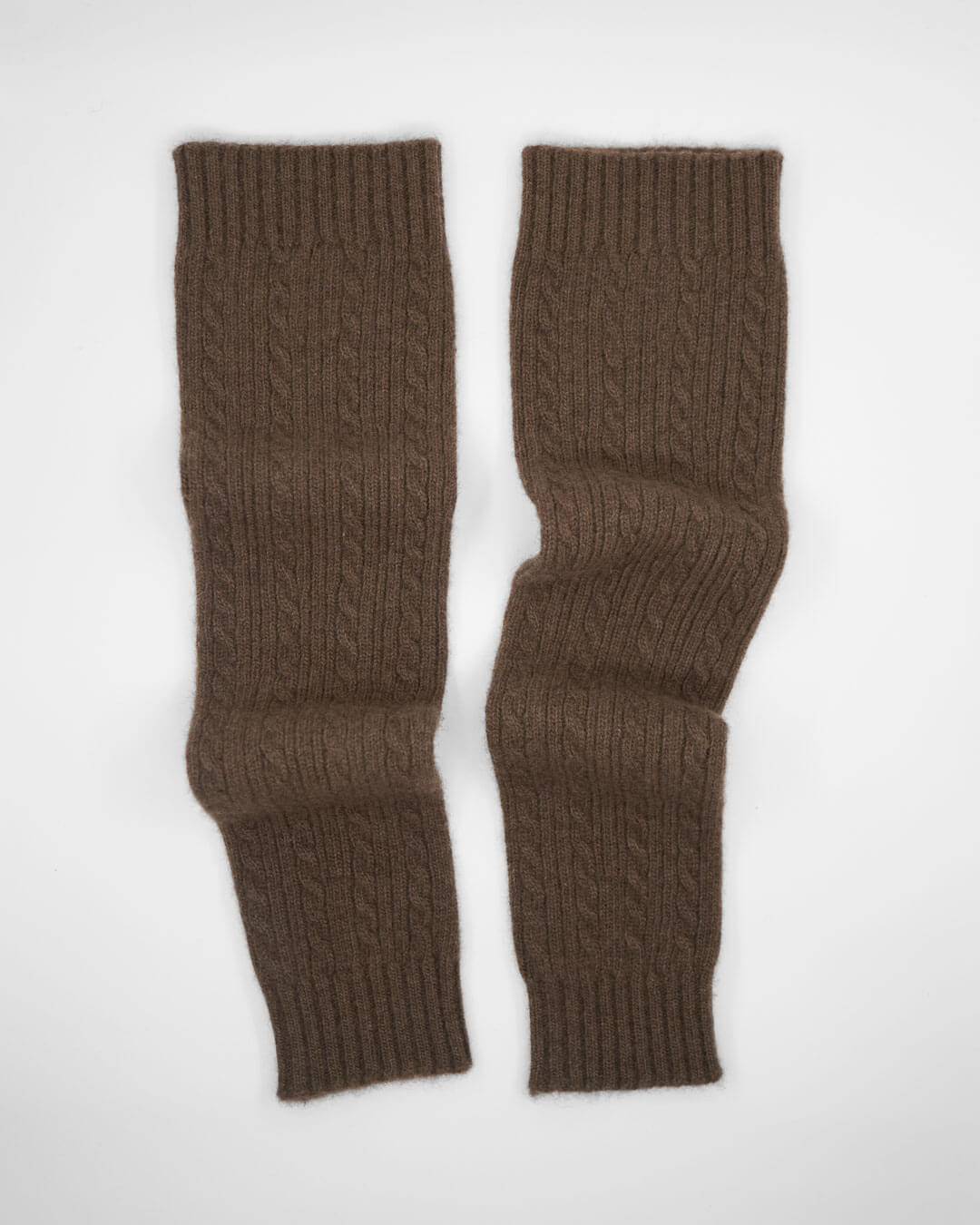 Yakuld benvarmere i yak mocha på fladt underlag.