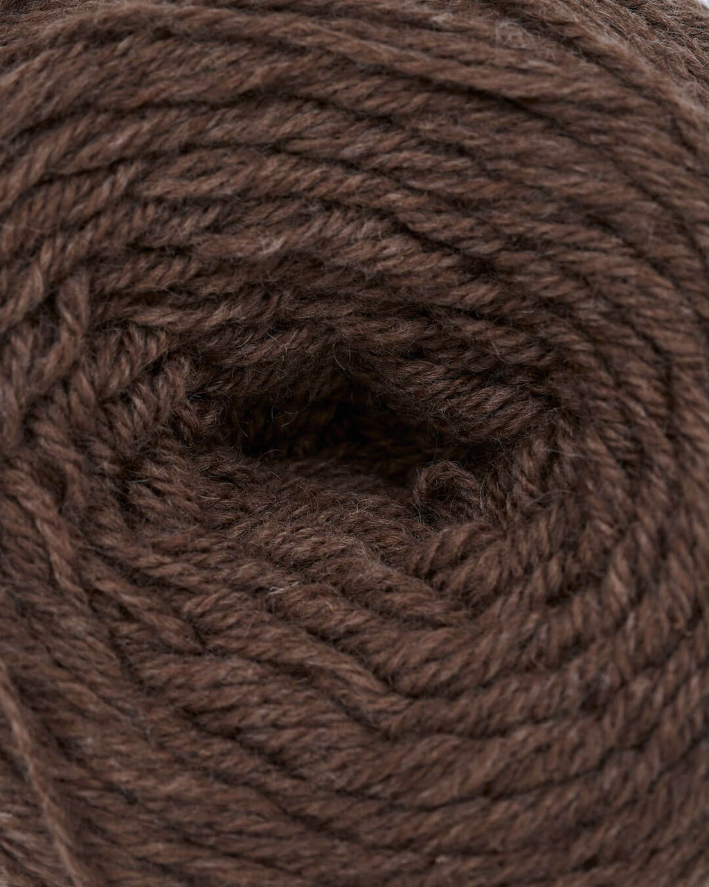 Nærbillede af yakuld garnnøgle i yak mocha.