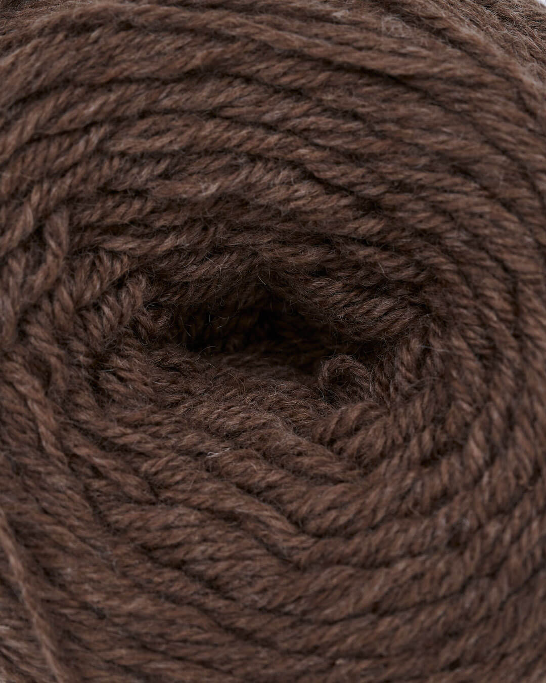 Nærbillede af yakuld garnnøgle i yak mocha.