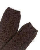 Nærbillede af kabelstrikken på yakuld håndledsvarmere i natural dark brown.