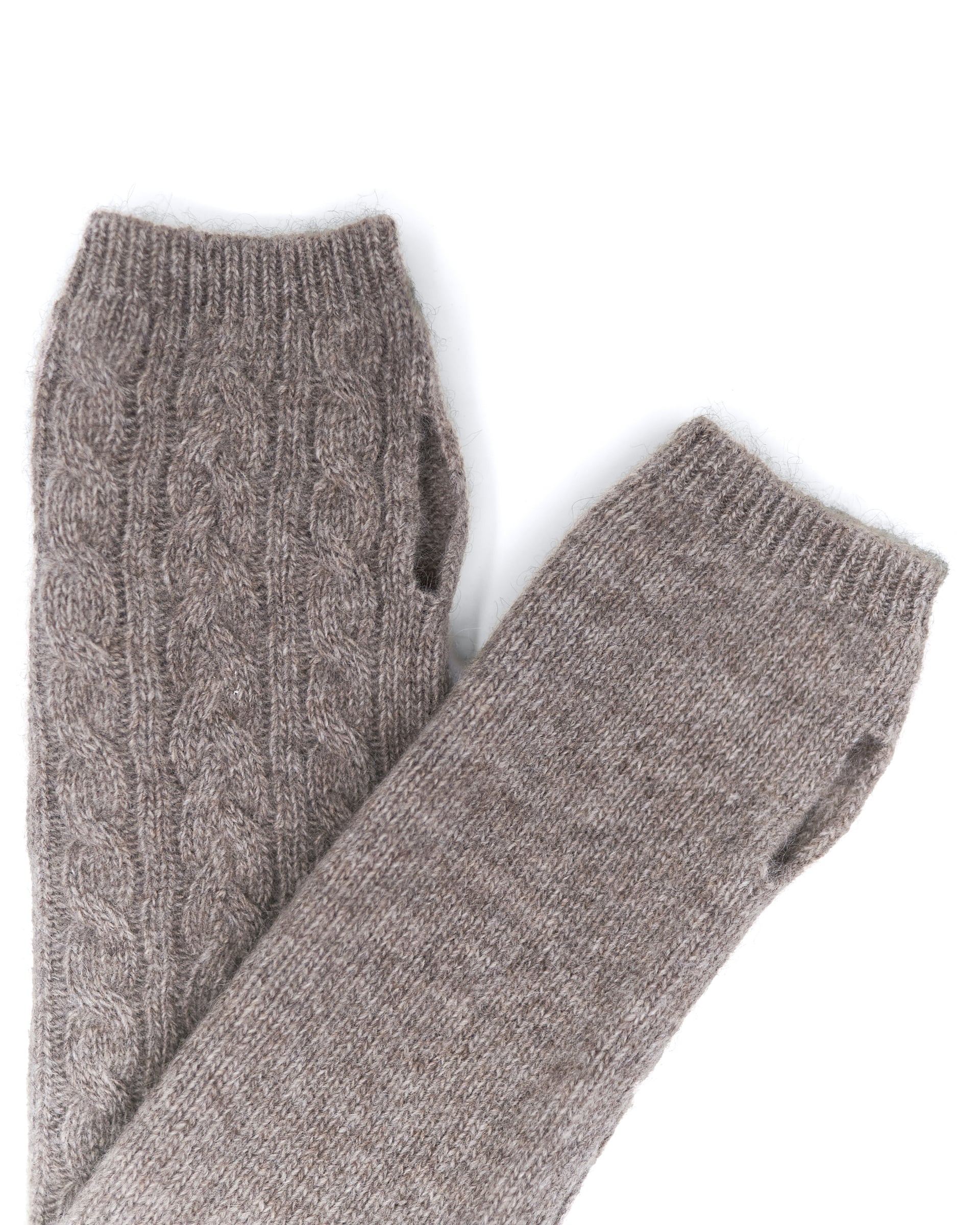 Yakuld håndledsvarmere i natural platinum grey, set bagfra.