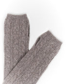 Nærbillede af kabelstrikken på yakuld håndledsvarmere i natural platinum grey.