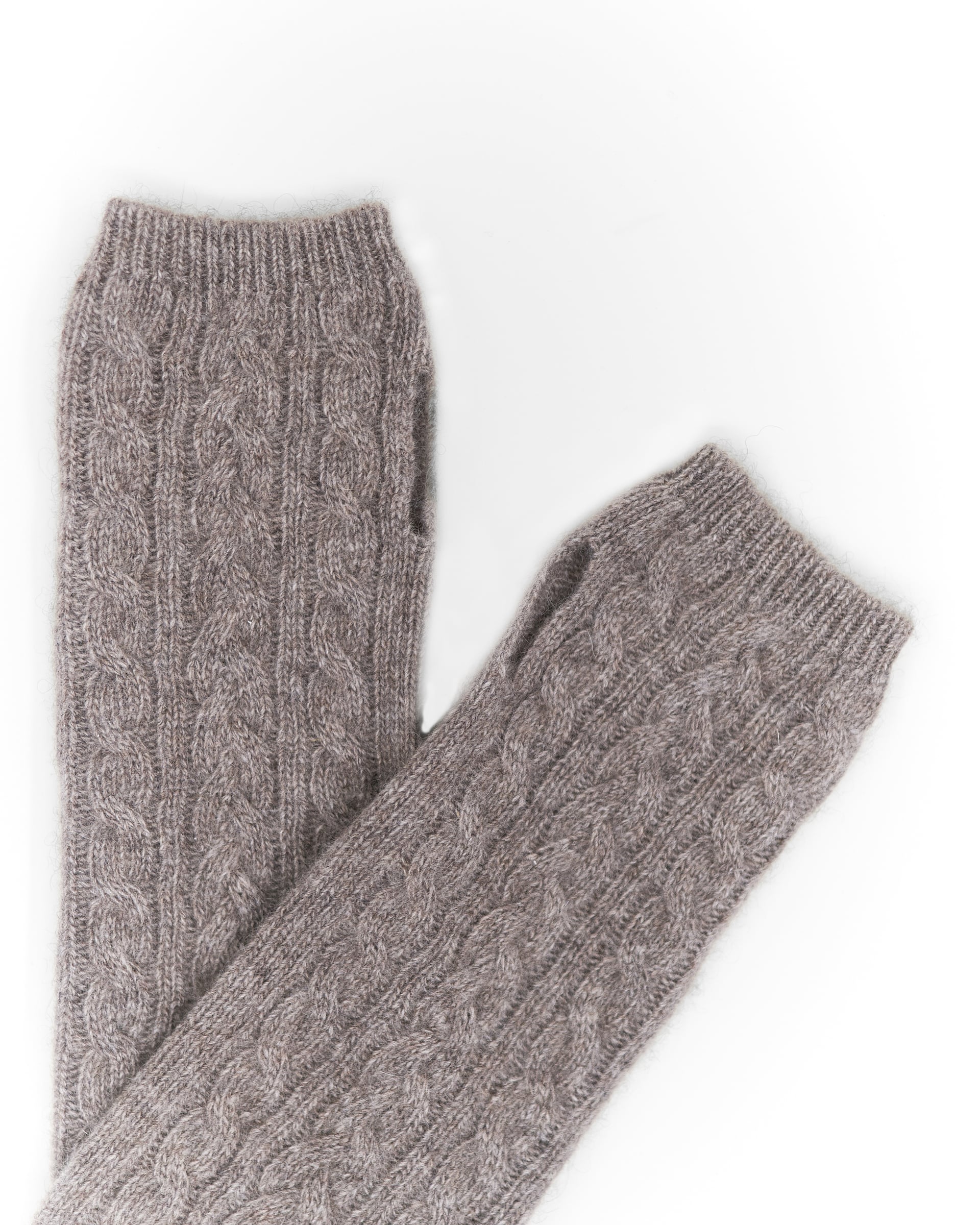 Nærbillede af kabelstrikken på yakuld håndledsvarmere i natural platinum grey.