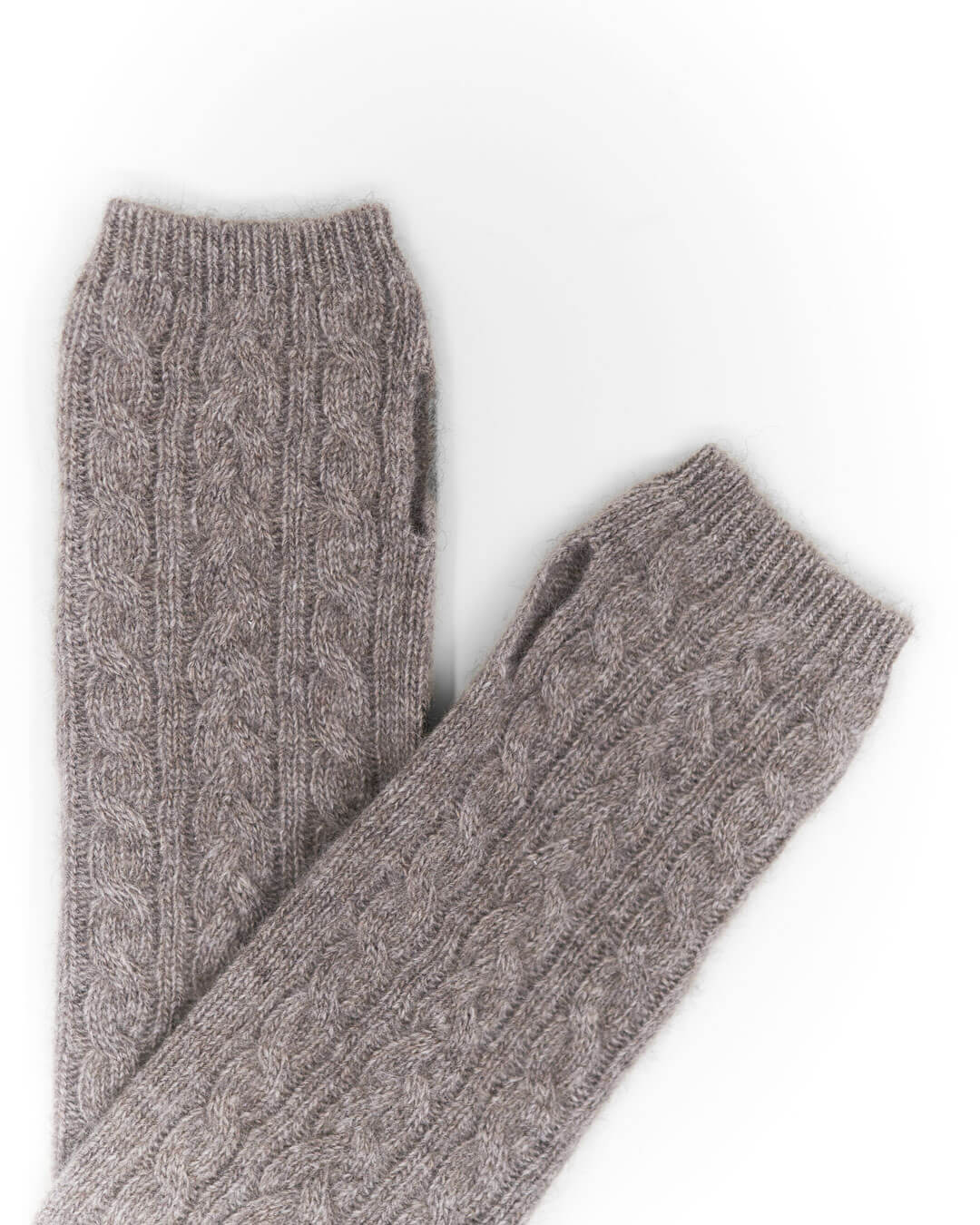 Detalje af yakuld håndledsvarmere i platinum grey.