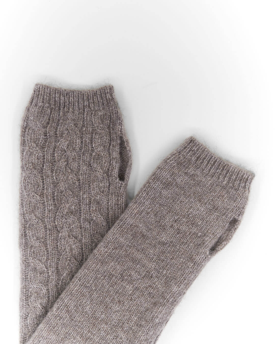 Detalje af yakuld håndledsvarmere i platinum grey, for- og bagside. 