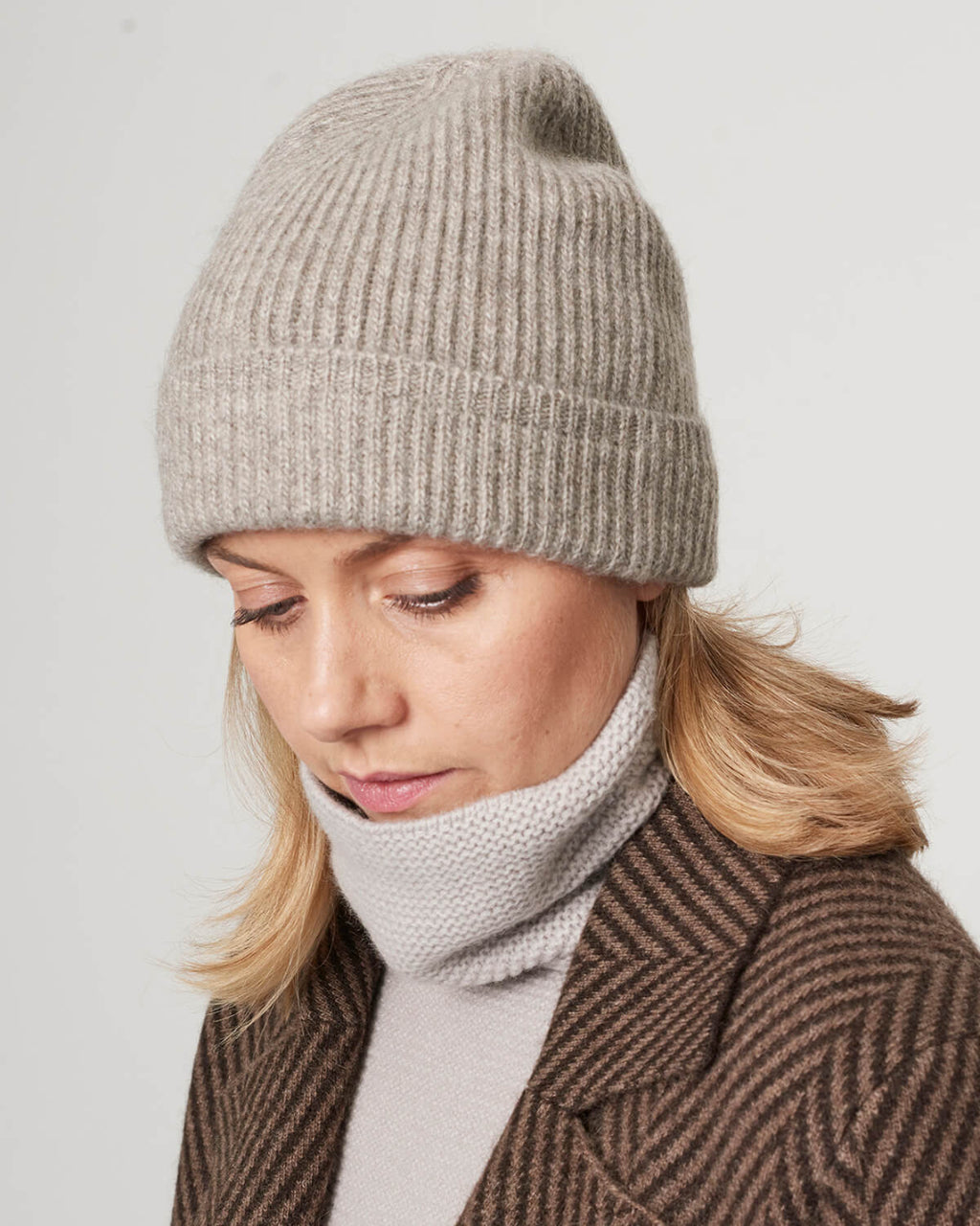 Yakuld hue i grå naturfarve båret af model.