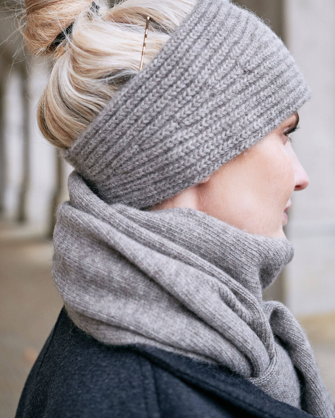 Model iført yak pandebånd i Platinum Grey – let og naturligt udtryk.