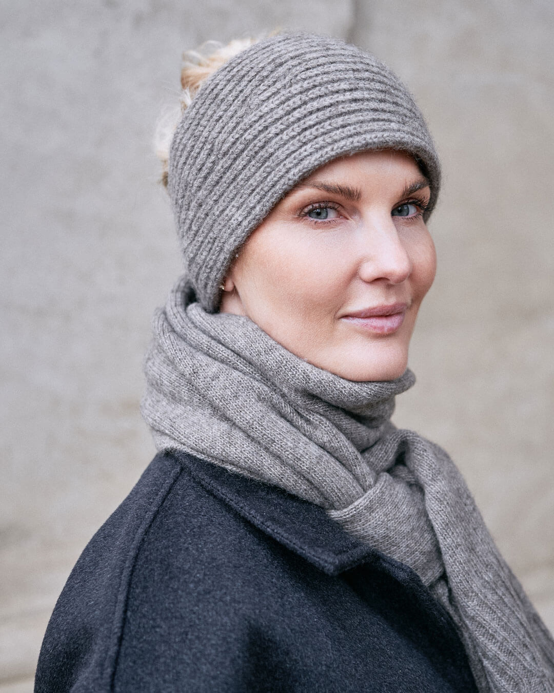 Model iført yak pandebånd og matchende tørklæde i lys naturgrå nuance – yakuld fra Mongoliet
