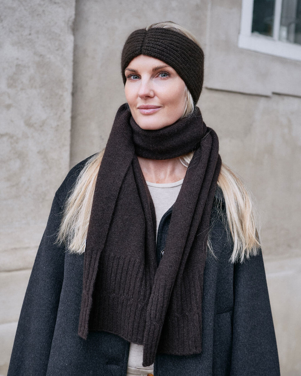 Model med suvd yakuld pandebånd i Yak Dark Brown, tydelig ribstruktur.