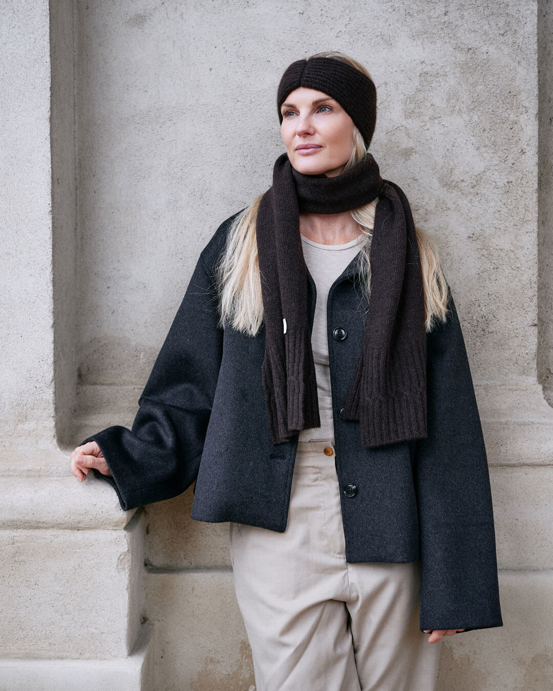 Model iført yak pandebånd i mørkebrun farve – varm og elegant stil.