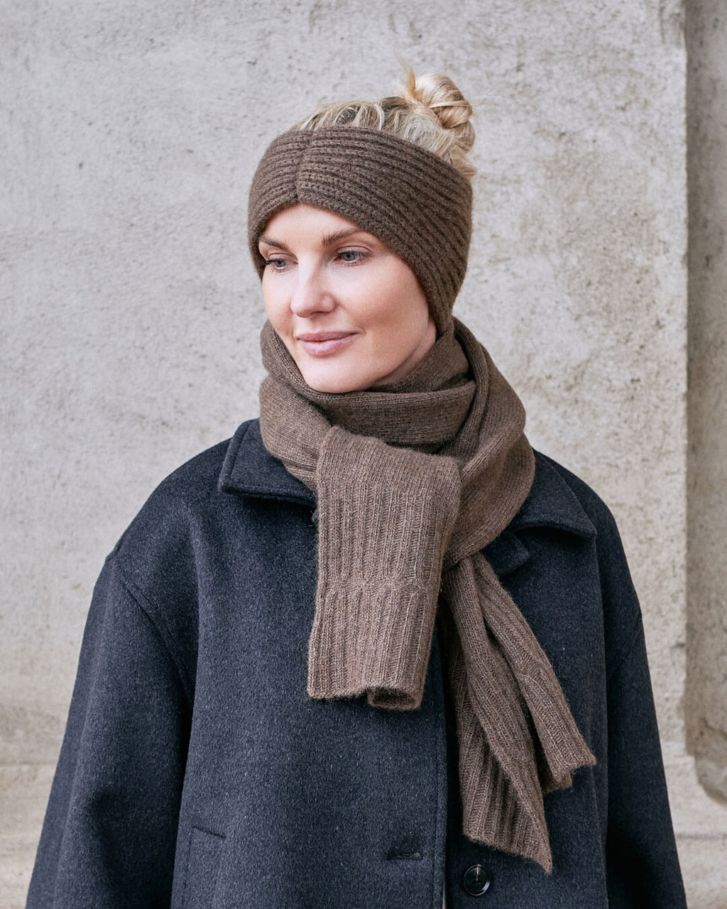 Model iført yakuld pandebånd i varm brun nuance – yakuld i naturfarve.