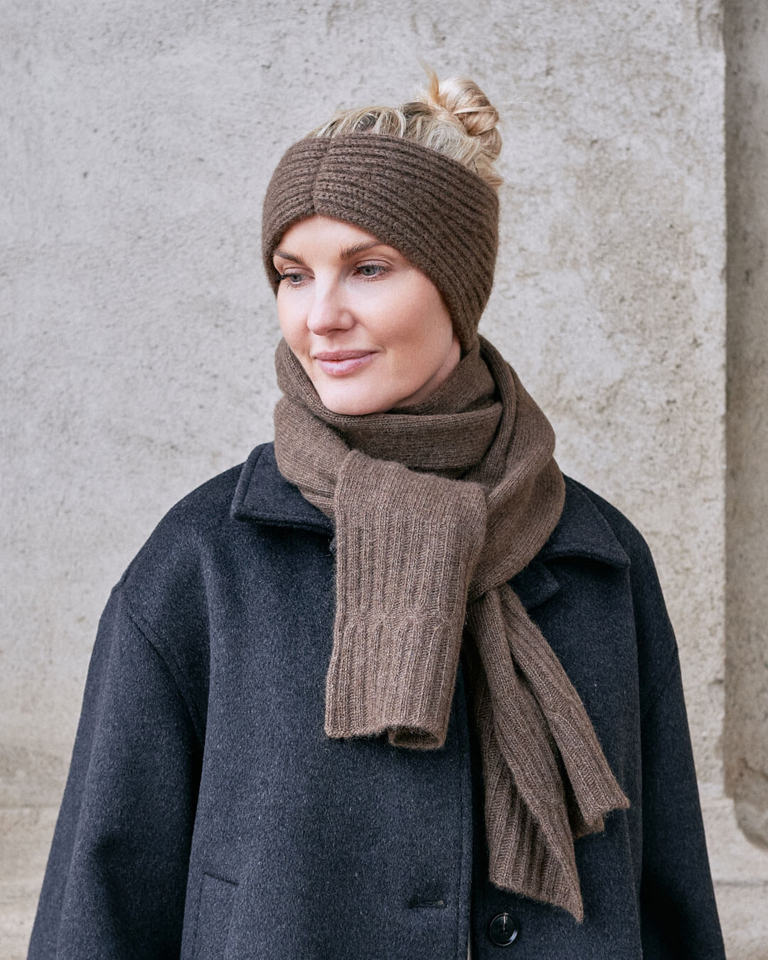 Model iført yakuld pandebånd i varm brun nuance – yakuld i naturfarve.