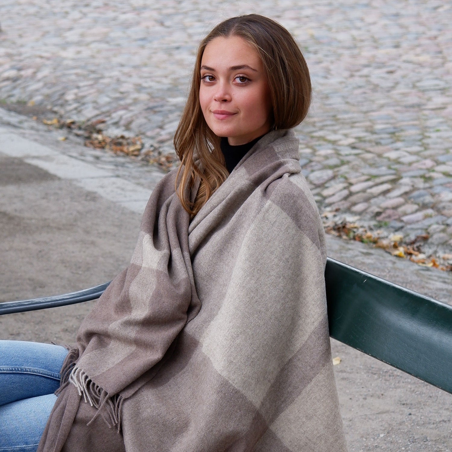 Model svøt i den ternede yakuld plaid med geometrisk mønster. 