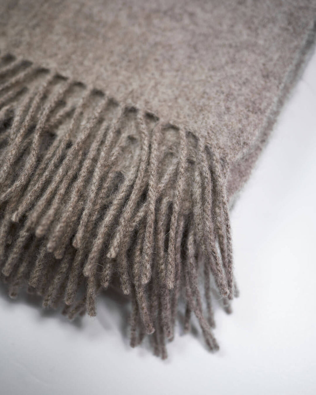 Detalje med frynser af vævet plaid i 100% yakuld, platinum grey.