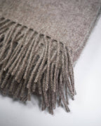 Detalje med frynser af vævet plaid i 100% yakuld, platinum grey.