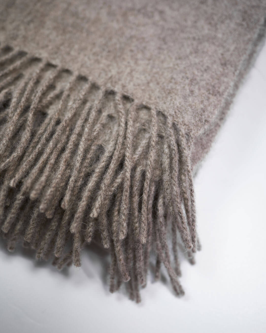 Detalje med frynser af vævet plaid i 100% yakuld, platinum grey.