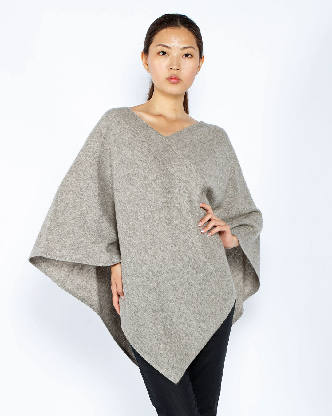 Model iført yakuld poncho i platinum grey med V-udskæring.