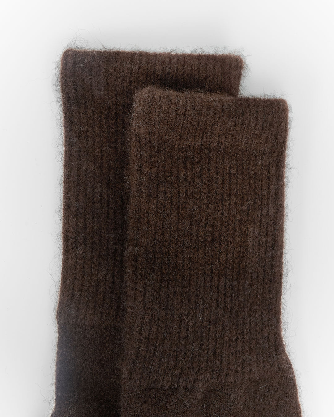 Close-up af skaftet på yakuld sokker i ufarvet brun yakuld med blød struktur.