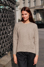 Kabelstrikket sweater i platinum gray