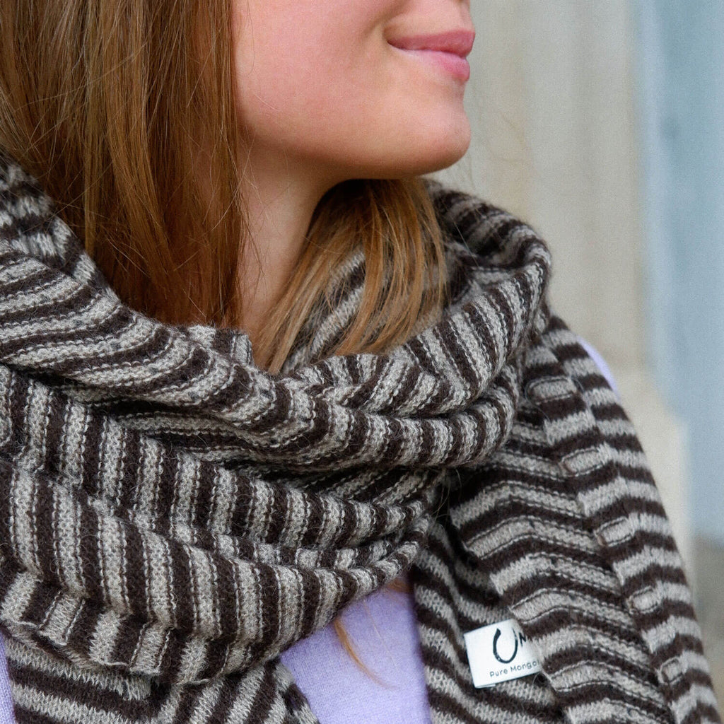 Nærbillede af det stribede mønster på yakuld tørklædet.