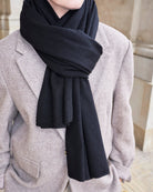 Nærbillede af knuden på det store tætstrikkede cashmere tørklæde i Black.