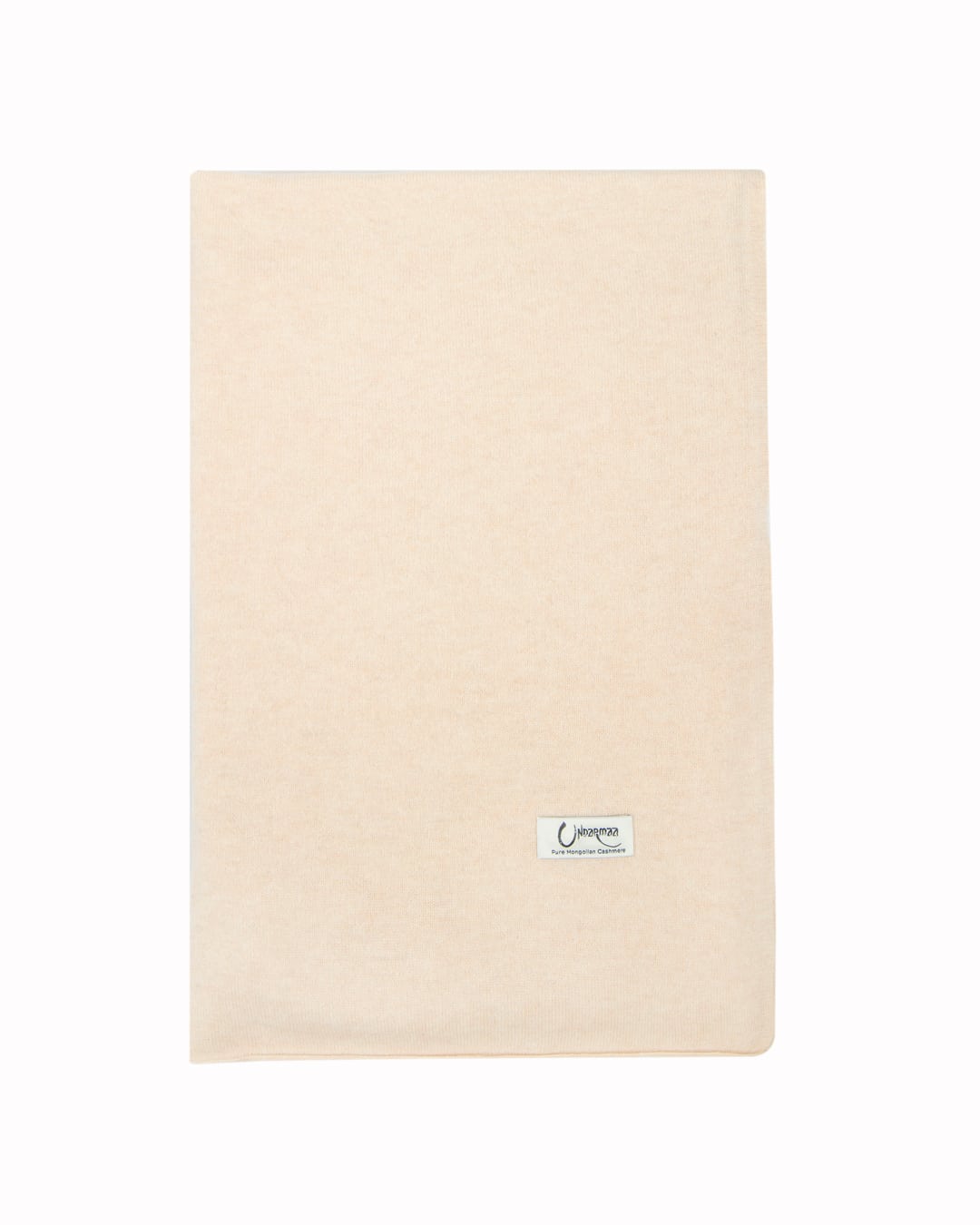 Det store naturfarvede cashmere tørklæde i lys beige ligger fladt.